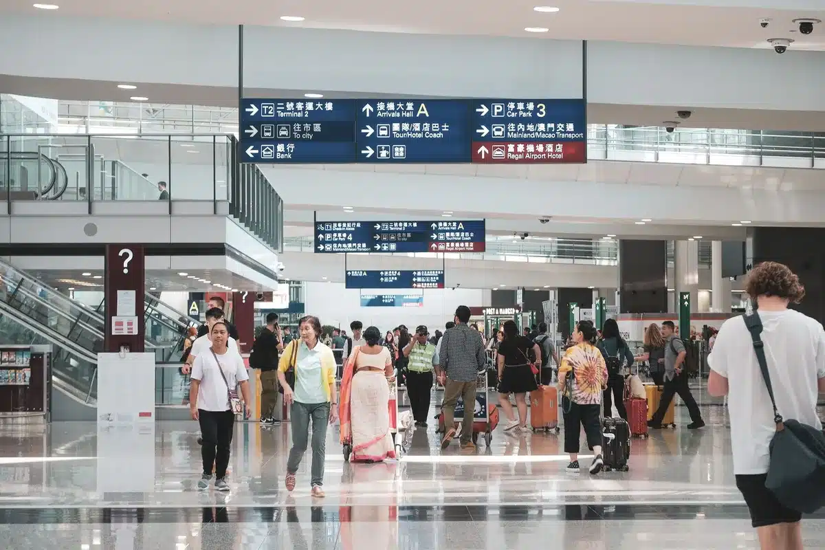 Touristes de diverses origines dans un aéroport, symbolisant la diversification des marchés émetteurs.