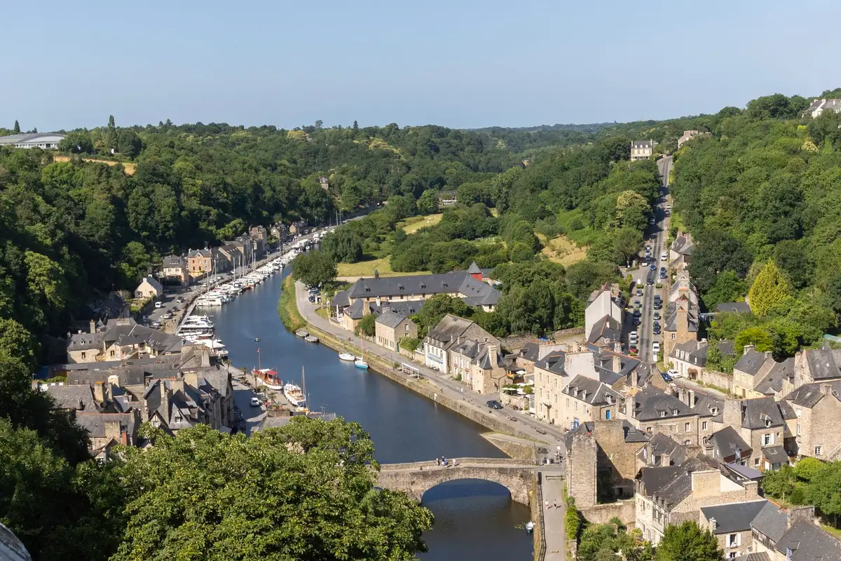 Péniche franchissant une écluse sur le canal de Nantes à Brest