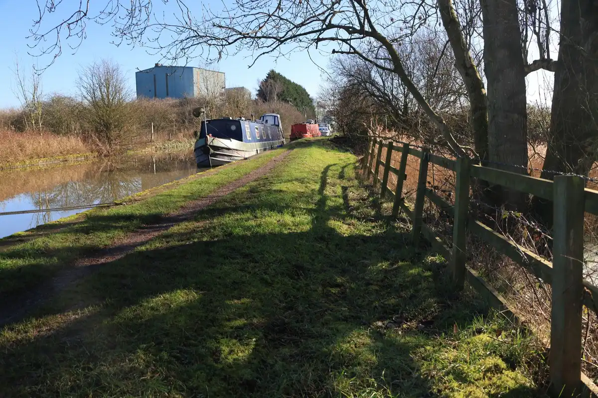 Cycliste sur un chemin de halage le long d'une rivière bretonne