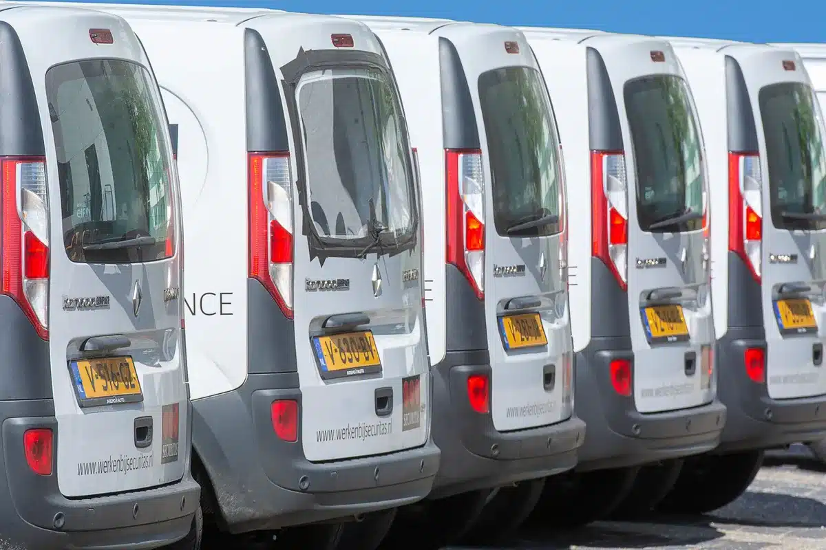 Agent de location présentant les options et documents de location de véhicule