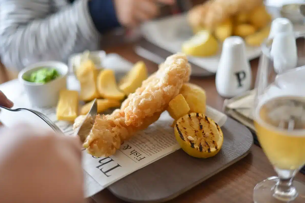 Assiette de fish & chips classique avec sauce et portions généreuses