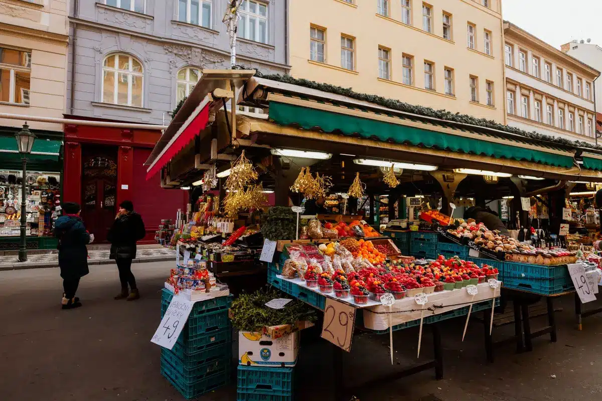 Étals de street-food dans un marché couvert avec visiteurs