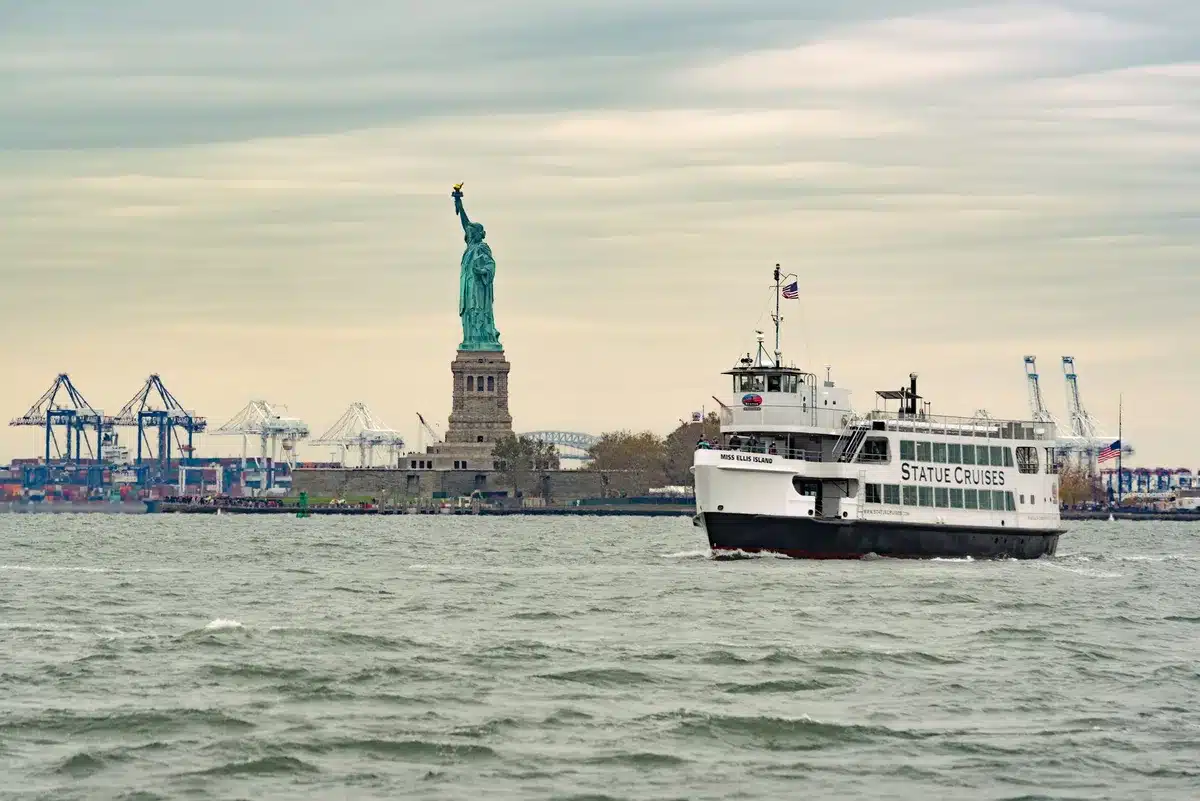 Ferry se dirigeant vers la Statue de la Liberté depuis Battery Park
