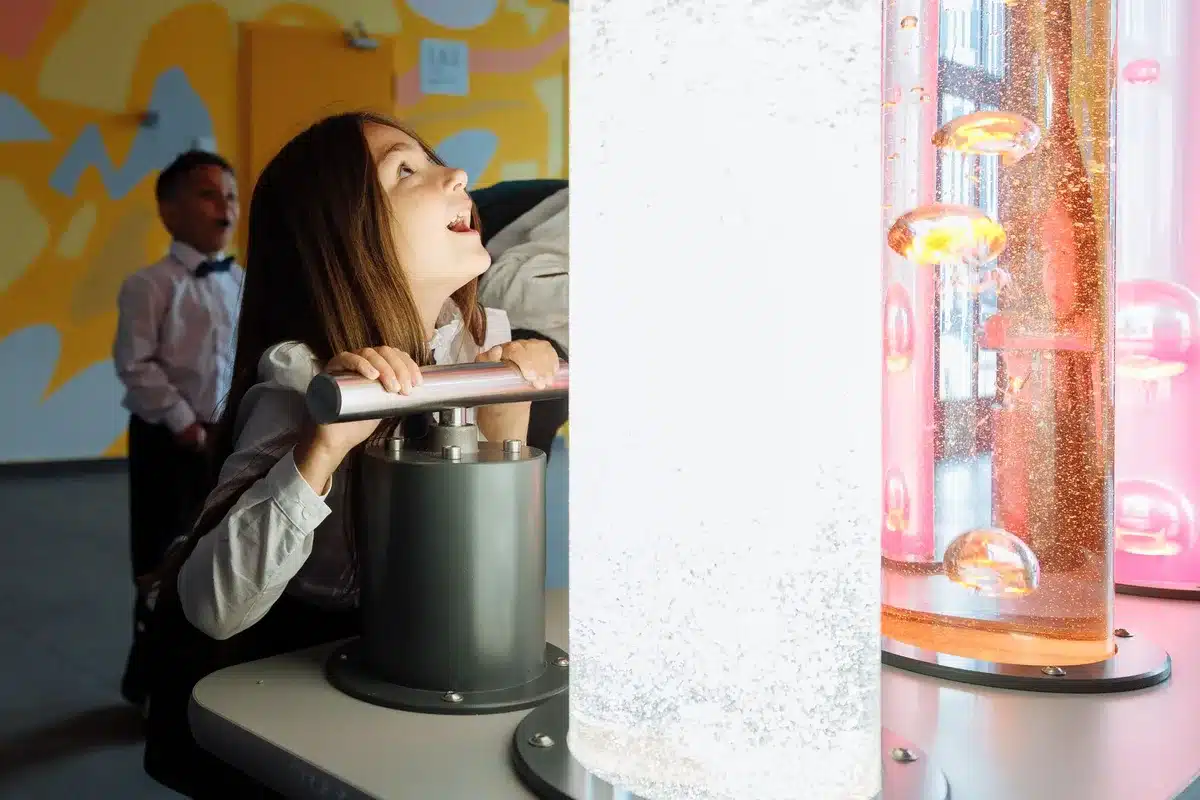 Des enfants explorent une exposition interactive dans un mus&eacute;e parisien