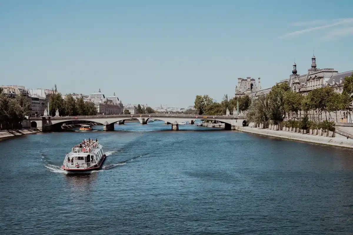 Une famille observant les monuments depuis un bateau-mouche sur la Seine