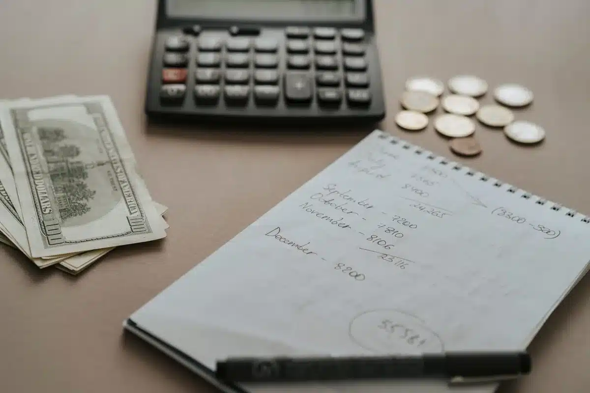 Carnet de voyage avec calculs de budget et liste de dépenses