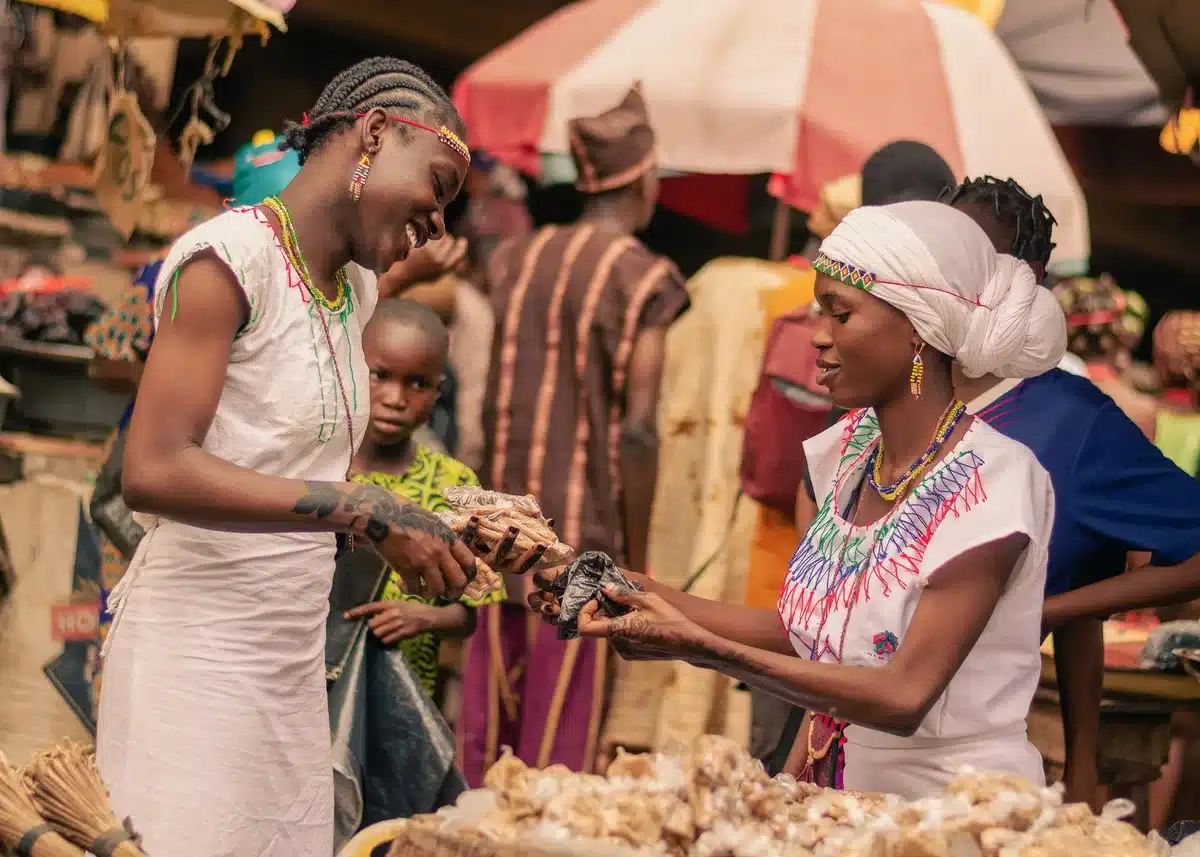 Voyageur en interaction respectueuse avec des habitants d'une communauté locale