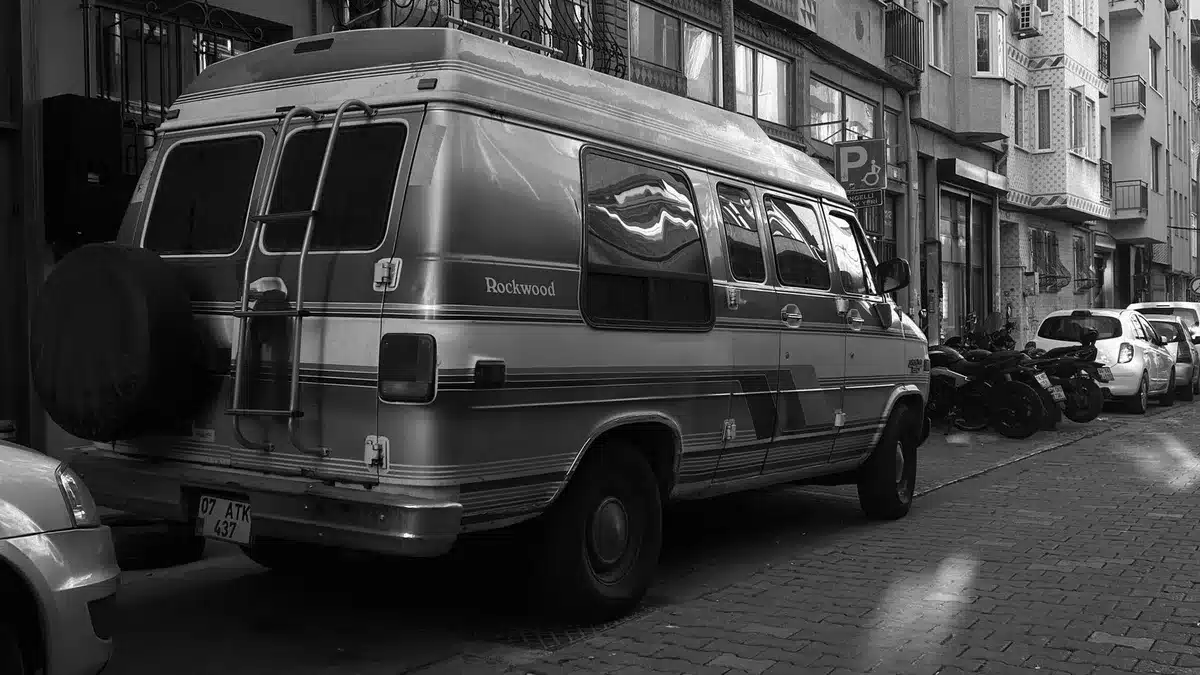 Intérieur d'un camping-car montrant l'espace de vie compact et fonctionnel
