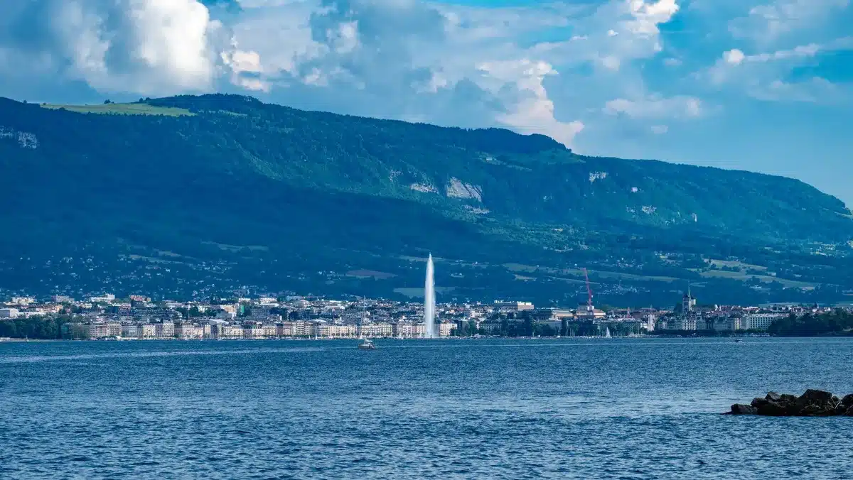 Vue panoramique de la vieille ville de Genève avec la cathédrale et le lac Léman