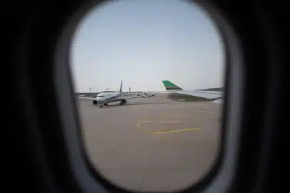 Terminal d'aéroport avec voyageurs anonymes attendant aux comptoirs d'enregistrement