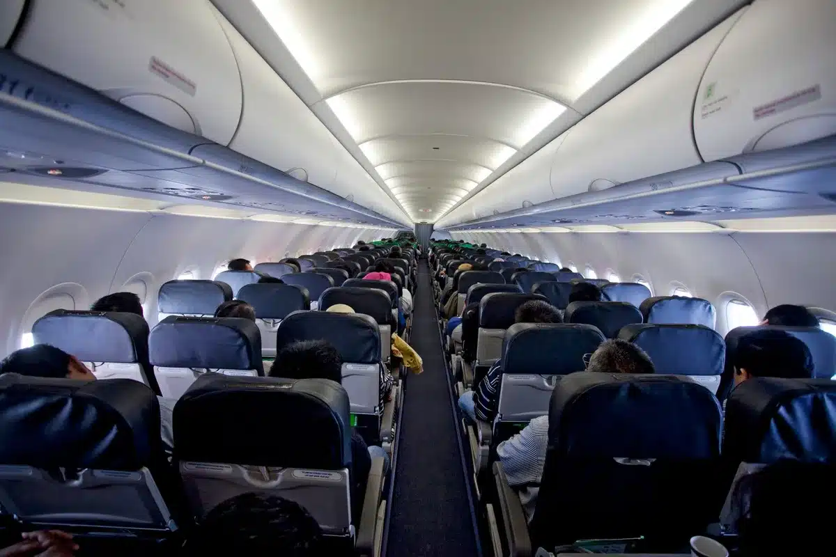Intérieur d'avion avec passagers, symbolisant le recul du long-courrier en juillet 2026