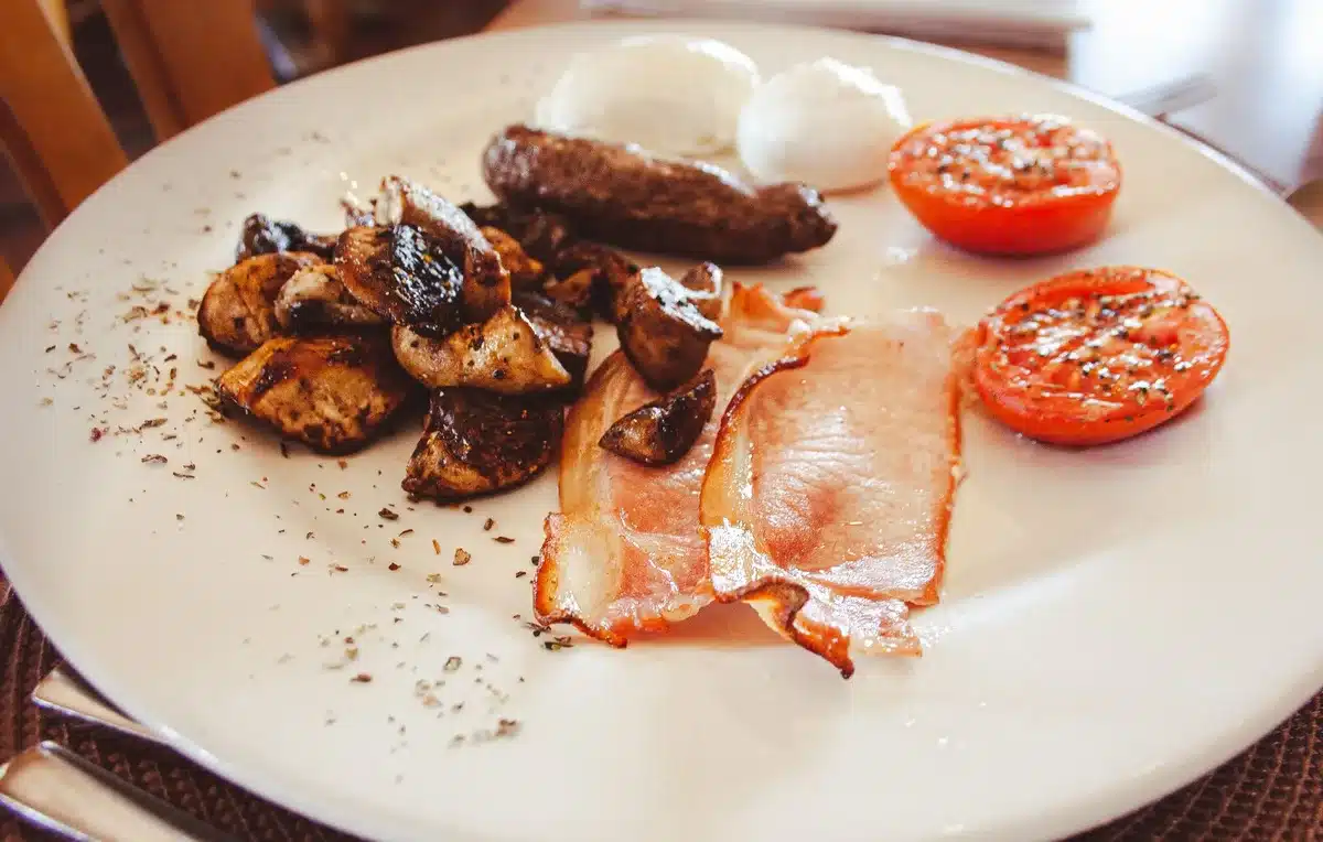 Assiette complète du petit-déjeuner irlandais avec œufs, bacon et saucisses