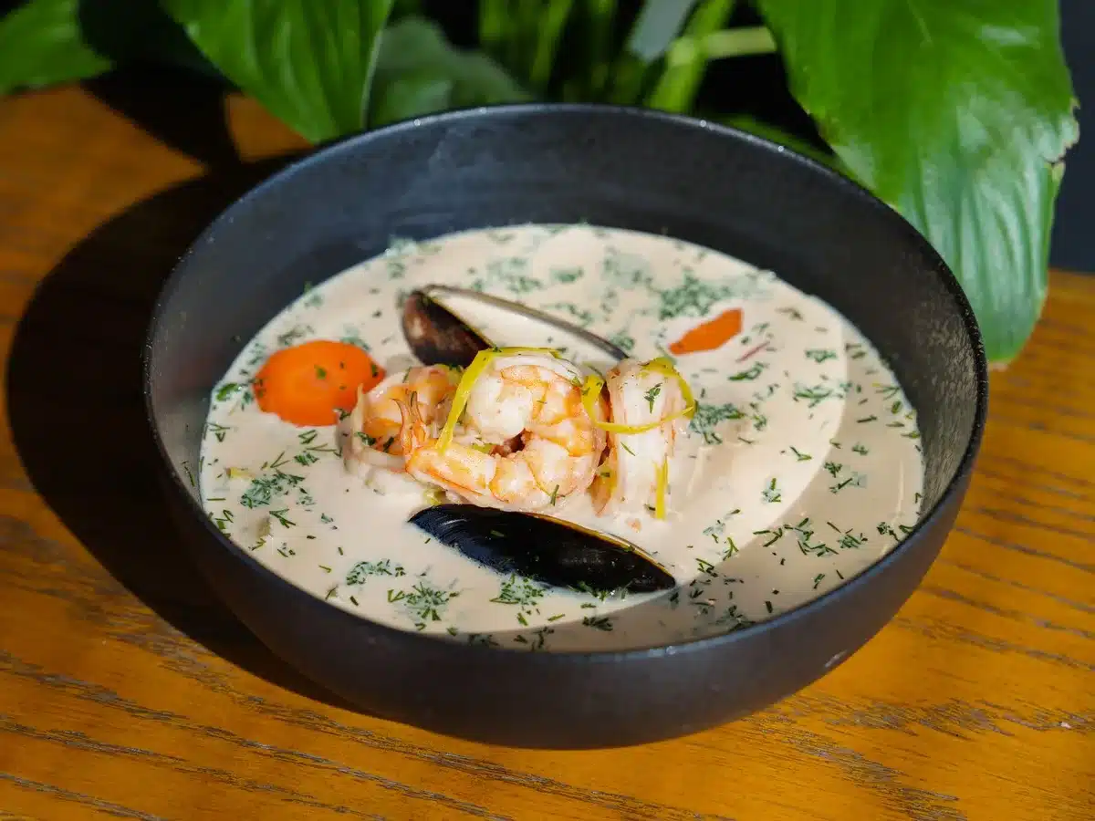 Bol de seafood chowder crémeuse avec moules et fruits de mer