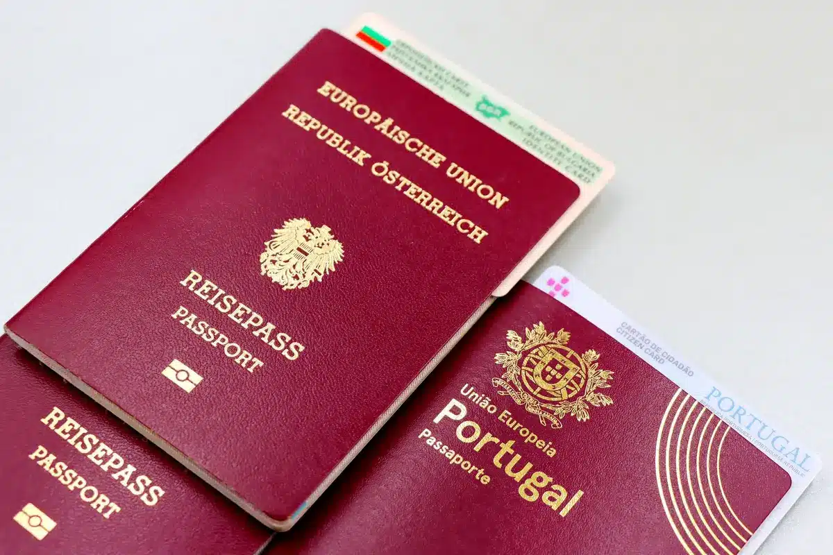 Documents de voyage et passeport sur un bureau avec stylo et carnet