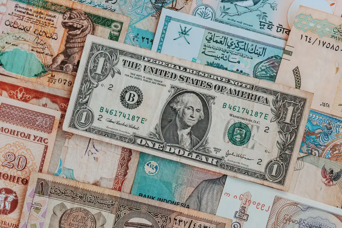 Billets et pièces de monnaie étrangère sur une table avec calculatrice