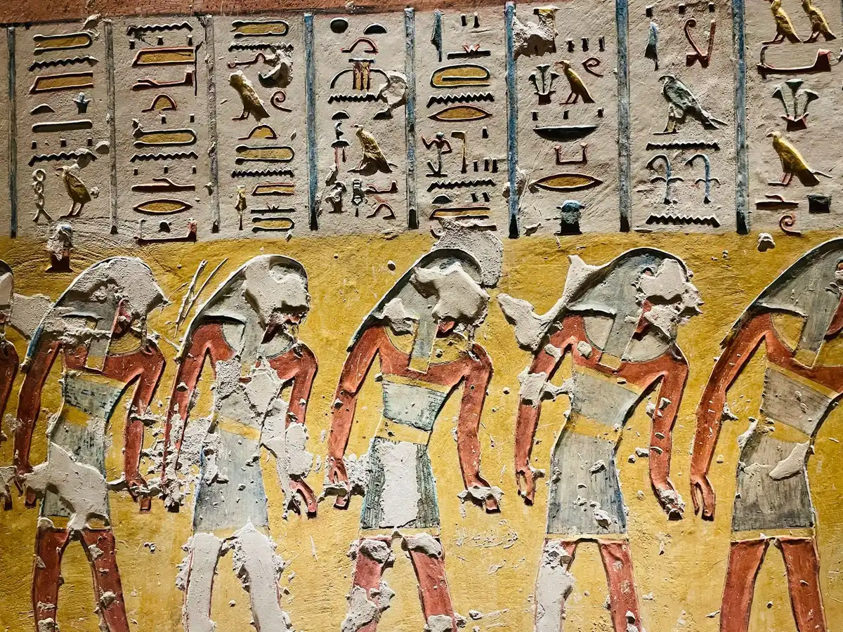 Reliefs et inscriptions hi&eacute;roglyphiques d'une tombe &eacute;gyptienne du Nouvel Empire