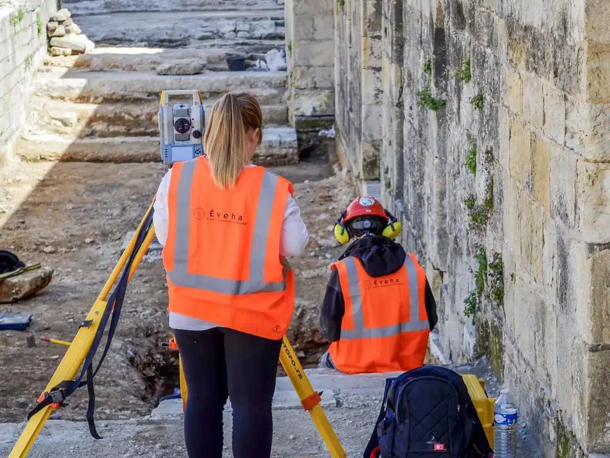 Archéologues documentant et préservant les vestiges d'une fouille sur le terrain
