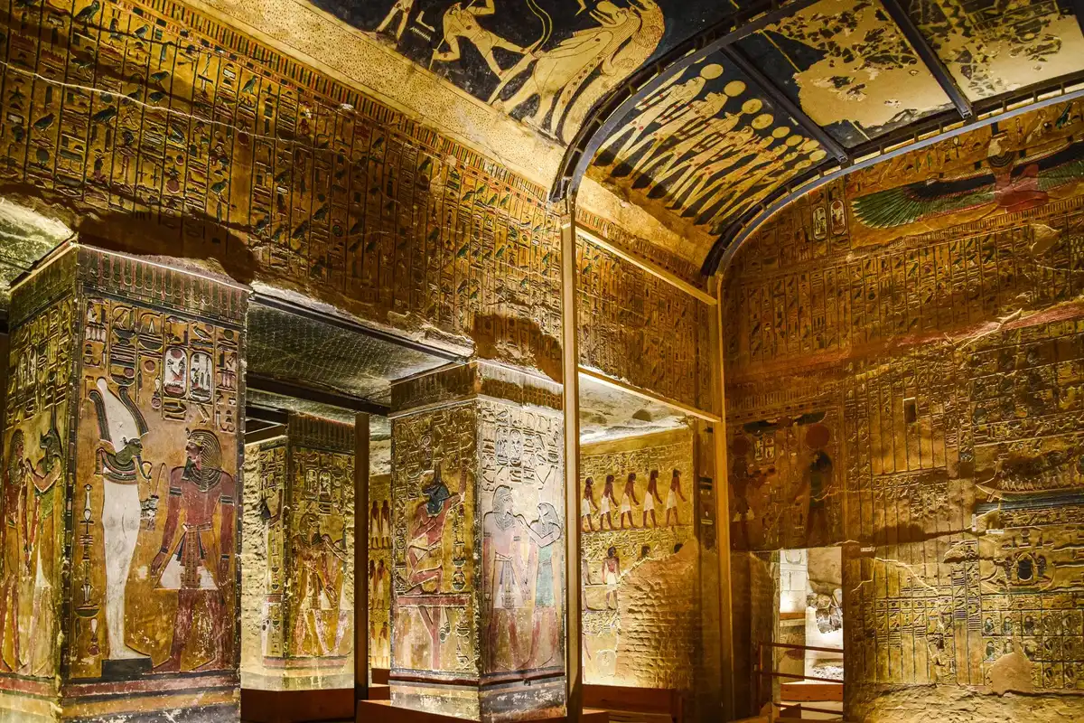 Chambre funéraire égyptienne antique avec hiéroglyphes gravés et architecture en pierre