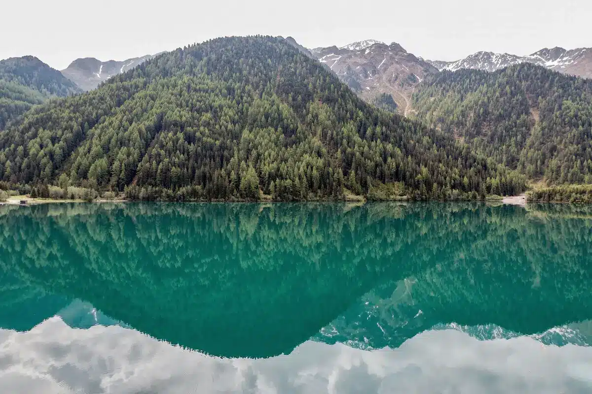 Lac Louise avec ses eaux turquoise et les Rocheuses en arrière-plan
