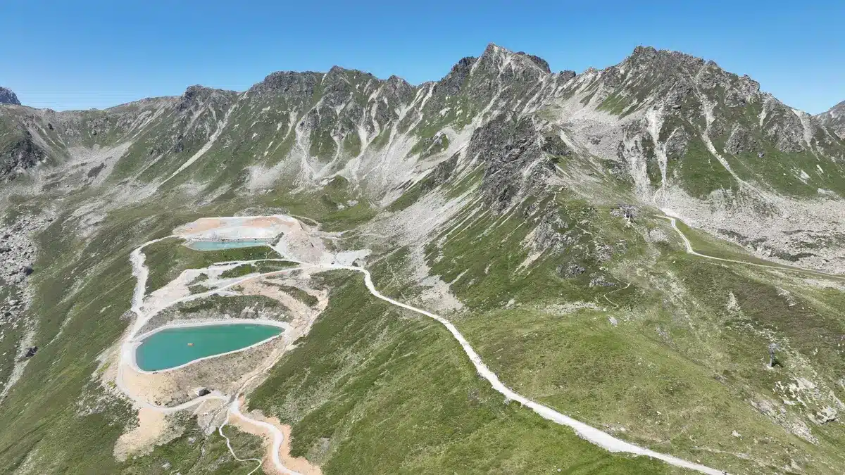Sentier de randonn&eacute;e &eacute;pousant les contours d'un lac de montagne aux eaux cristallines