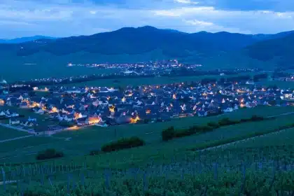 Paysage de Bade-Wurtemberg : villages à colombages et vignobles vallonnés dans la brume