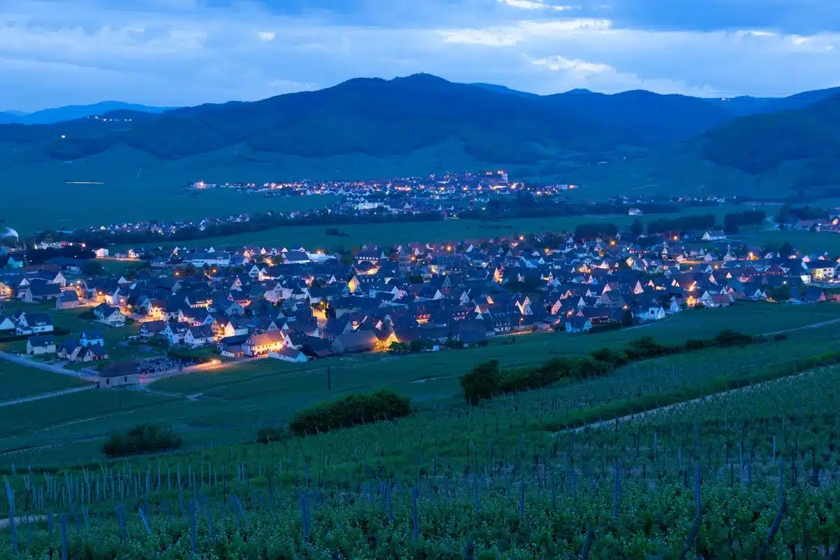 Paysage de Bade-Wurtemberg : villages à colombages et vignobles vallonnés dans la brume