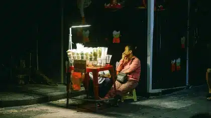 Marché nocturne balinais avec étals de street food, plats traditionnels et clients locaux