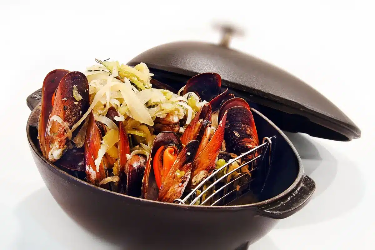 Moules fraîches cuites à la poêle avec du vin blanc