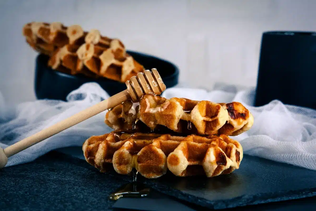 Gaufres belges de Liège avec sucre caramélisé et grains de sucre fondants