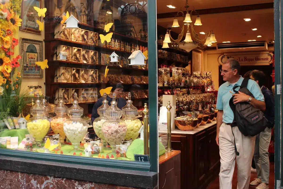 Étal de marché à Bruxelles avec moules fraîches, gaufres dorées et chocolats artisanaux