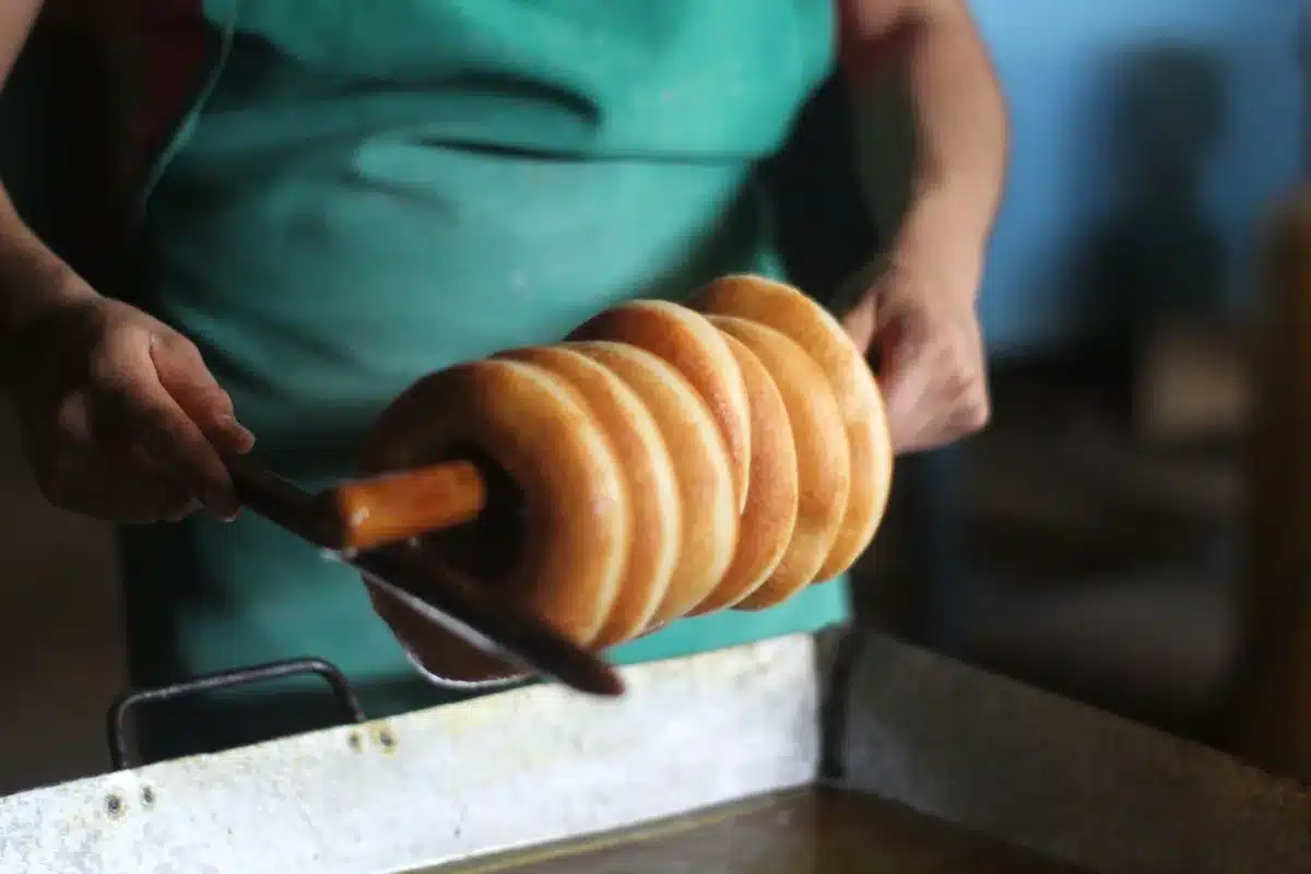 Langos chaud garni de crème aigre, fromage râpé et ail, vendu dans la rue