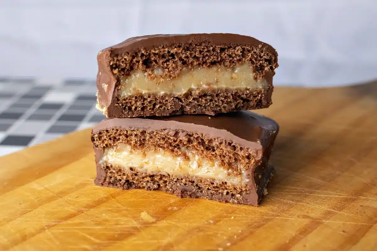 Tarte Dobos avec ses couches de biscuit chocolat, crème caramel et glaçage dur
