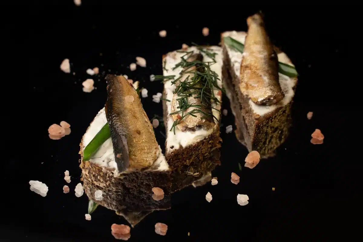 Sandwich au poisson frais servi dans un pain croustillant avec salade et citron au bord du Bosphore