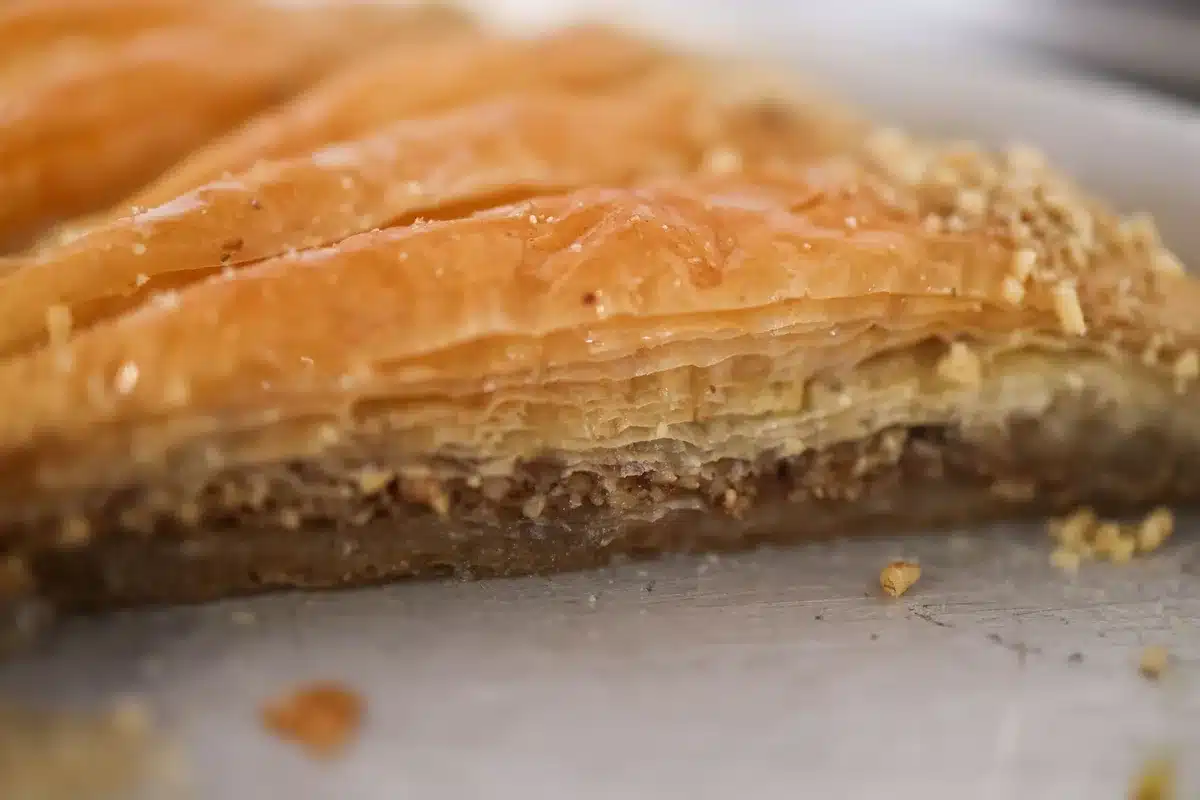 Baklavas feuilletées imbibées de sirop, garnies de noix hachées et pistaches