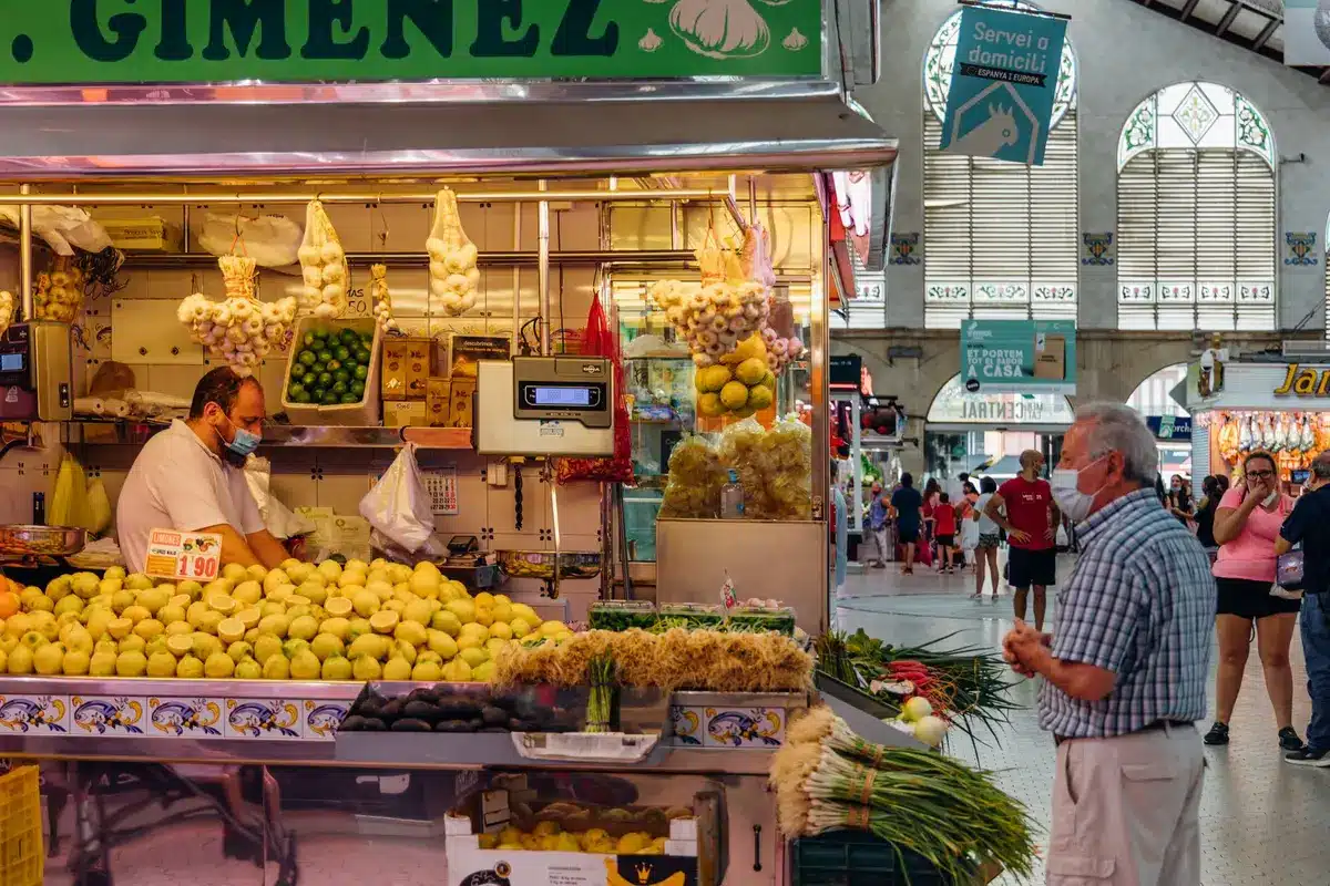 Étal de marché avec tapas, produits frais et spécialités locales majorquines