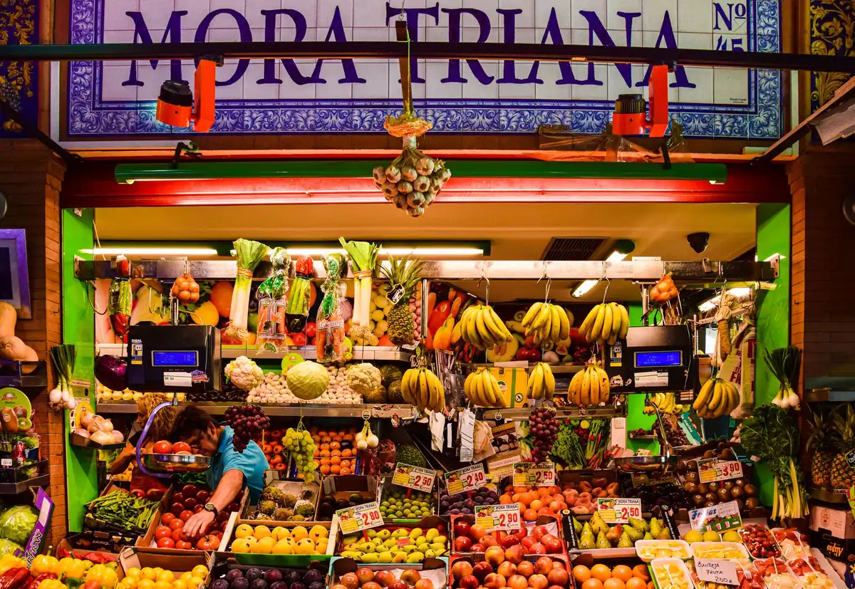 Étal de marché coloré avec fruits et légumes frais au cœur de Palerme