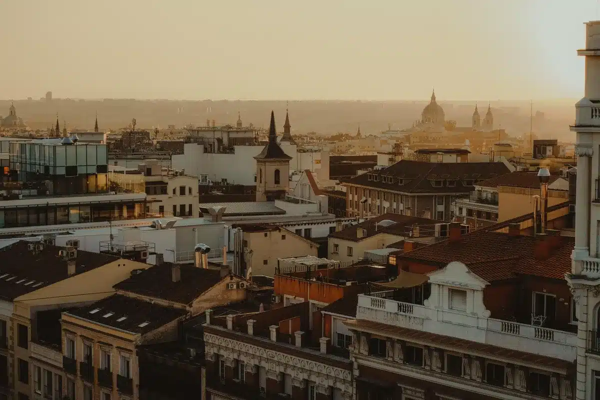 Vue panoramique depuis les toits d'une cathédrale historique sur une ville côtière