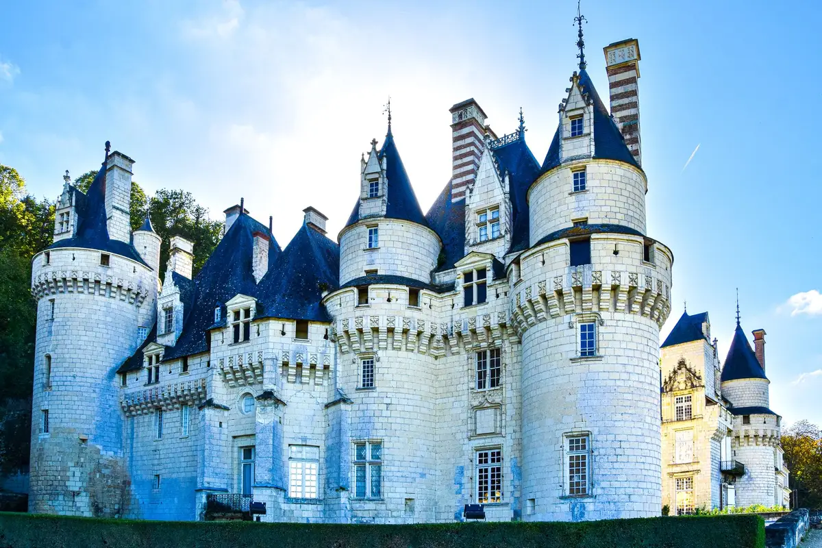 Façade monumentale du Château de Chambord avec ses tourelles ornées et toitures sculptées