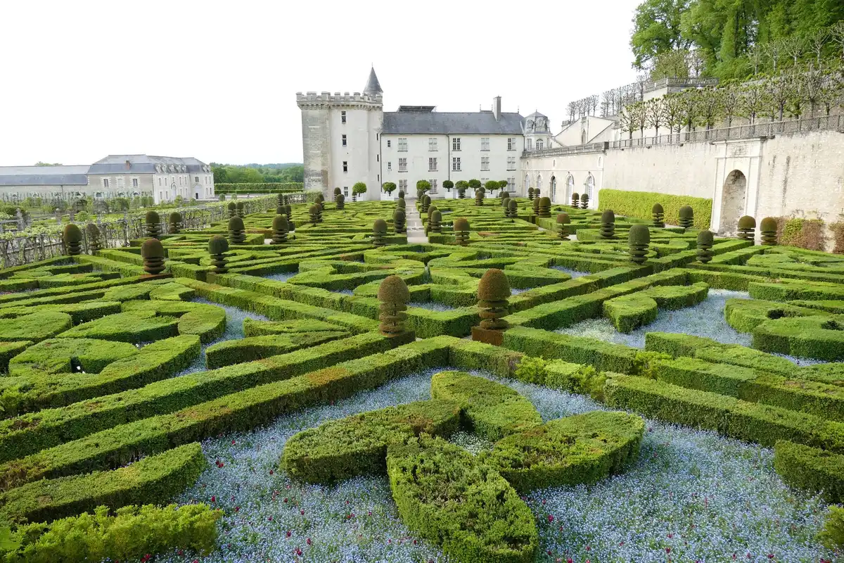 Jardins à la française avec parterres fleuris, massifs parfumés et labyrinthe
