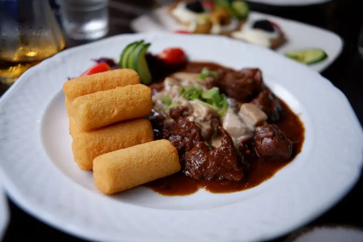 Carbonnade flamande mijotée dans une sauce brune riche, servie avec des frites dorées