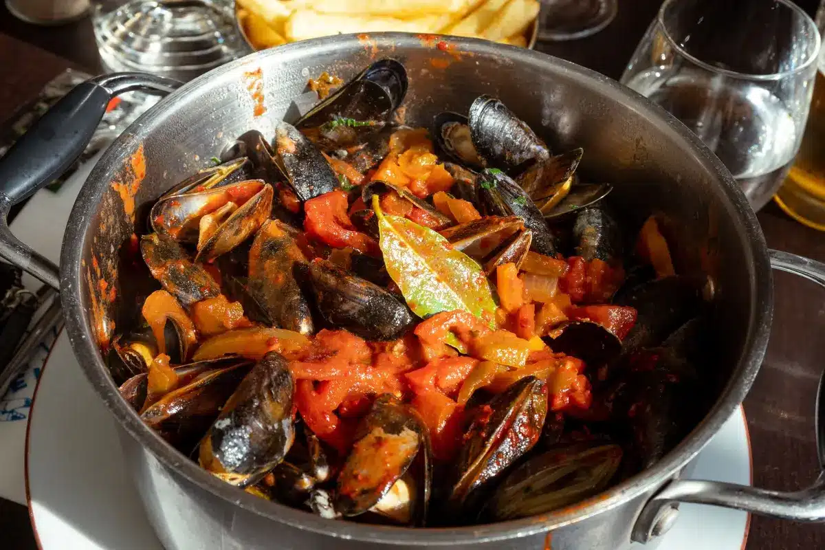 Assiette généreuse de moules-frites avec sauce marinière et frites croustillantes