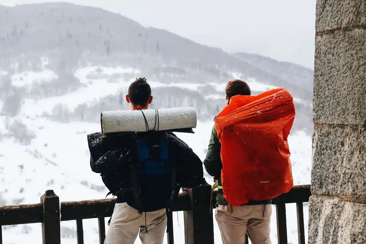 Sac de randonnée léger avec équipement alpine sur un sentier