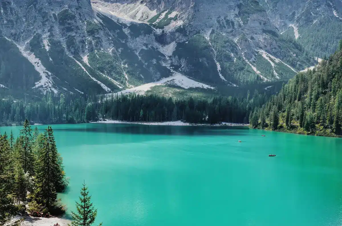Lac turquoise entouré de pics rocheux et crêtes panoramiques