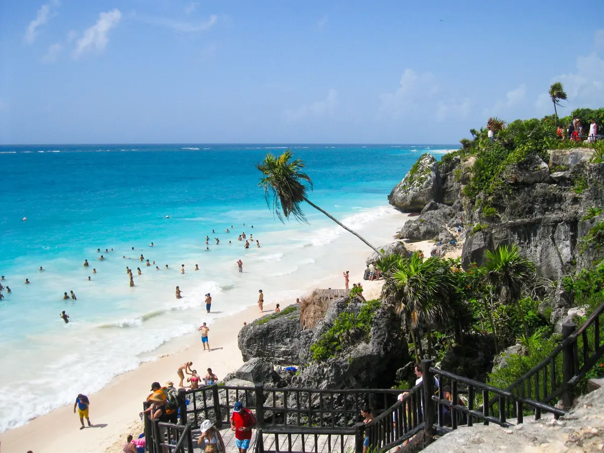 Destinations touristiques caribéennes et mexicaines affectées par la contraction des flux touristiques régionaux.