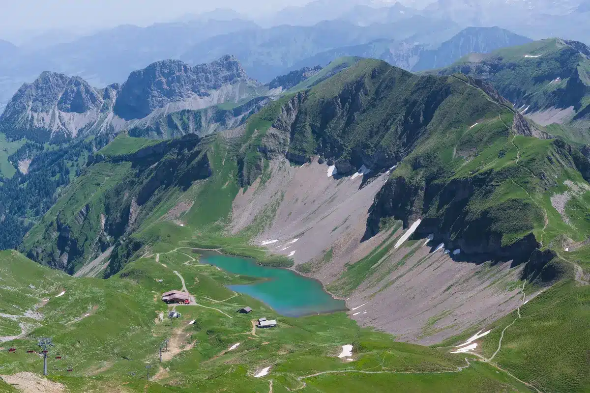 Randonnée aux lacs Joffre avec eau turquoise entourée de montagnes boisées