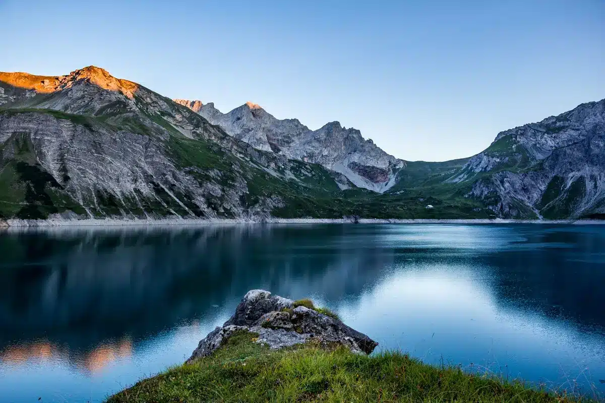 Lac Peyto au lever du soleil avec reflets des pics montagneux dans l'eau calme