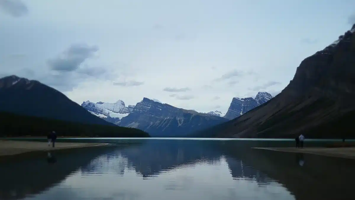 Bow Lake — Accessible et souvent fréquenté, le lac Bow offre de beaux reflets des montagnes quand l’eau est calme.