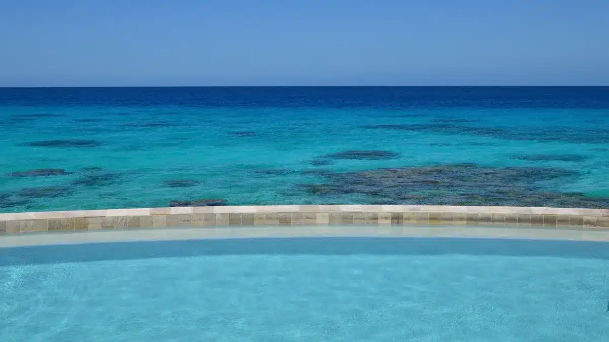 Détail d'une piscine à débordement montrant l'arête et l'effet de continuité avec l'horizon