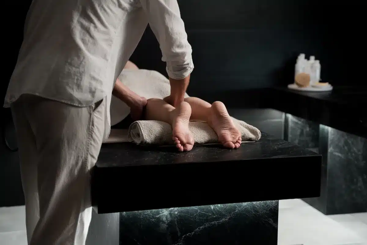 Espace spa luxueux avec table de massage et ambiance relaxante