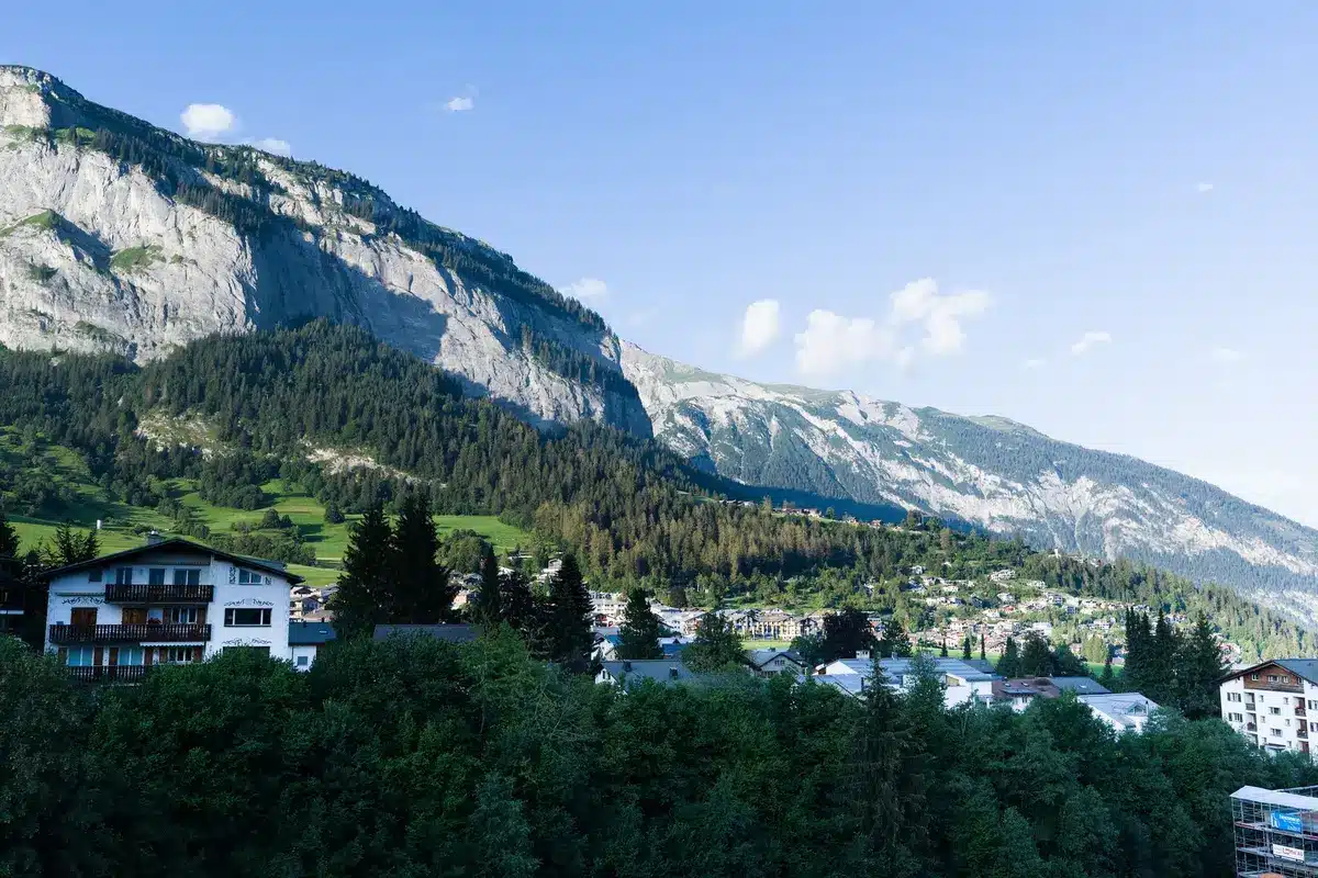 Vue depuis un balcon d'hôtel spa sur une vallée alpine en automne avec montagnes en arrière-plan